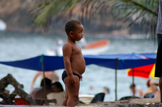 PLAYA CEPE - Dal tavolino del ristorante osserviamo gli autoctoni: questo bimbo è davvero simpatico!