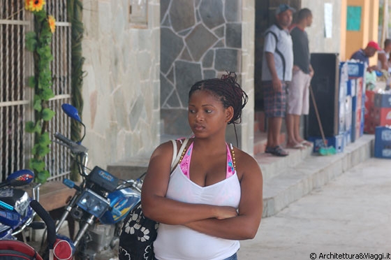 VERSO CHUAO - Da Playa Chuao raggiungiamo il villaggio di Chuao con la Ruta Social - fotografo questa giovane donna