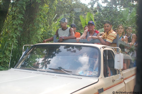 PARQUE NACIONAL HENRI PITTIER - Verso Chuao - non solo bus ma anche camionette fanno la spola e trasportano venezuelani e turisti da Playa Chuao al villaggio nell'interno