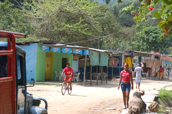 CHUAO - Oltrepassiamo il villaggio e ci dirigiamo verso il fiume