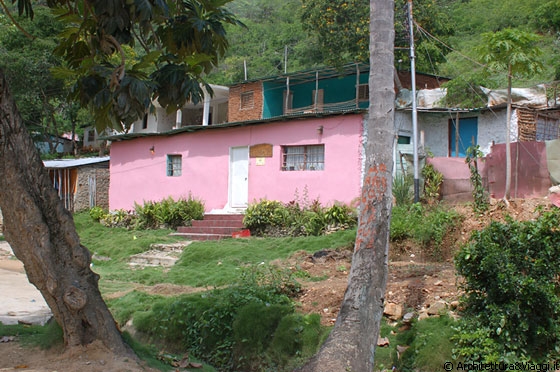 CHUAO - Case variopinte in mezzo alla rigogliosa vegetazione