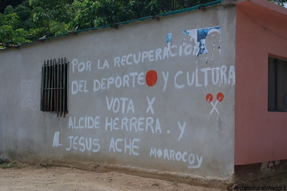 CHUAO - Oltrepassato il villaggio ci sono alcuni semplici agglomerati di case - sulla facciata di questo edificio viene fatta propaganda elettorale