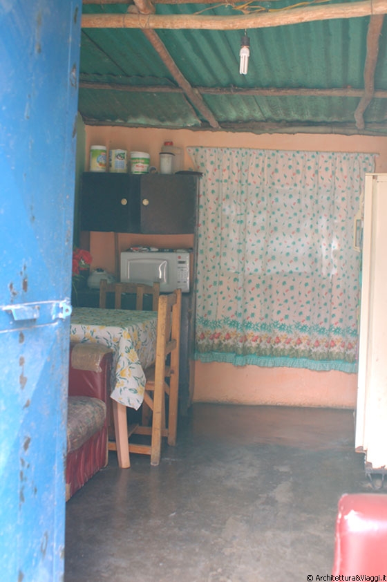 CHUAO - Mi affaccio all'interno di questa semplice e spartana abitazione: tetto in onduline di plastica, pavimento di cemento, mobili spartani