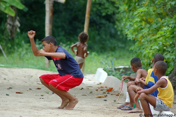 CHUAO - Bambini giocano a bocce 