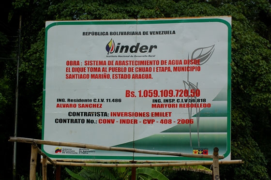 CHUAO - Il cartello indica che sono in corso i lavori per l'approvvigionamento di acqua in questa zona dello Stato di Aragua