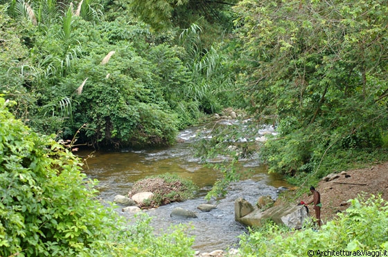 STATO DI ARAGUA - Oltre il villaggio di Chuao si percorre un sentiero che costeggia il fiume