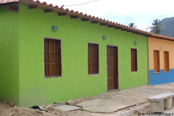 PARQUE NACIONAL HENRI PITTIER - Variopinte abitazioni del villaggio di Chuao