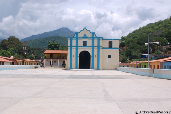 CHUAO - La cattedrale del villaggio con il grande sagrato, vero cuore di Chuao - sullo sfondo le alture del Parco Nazionale Henri Pittier