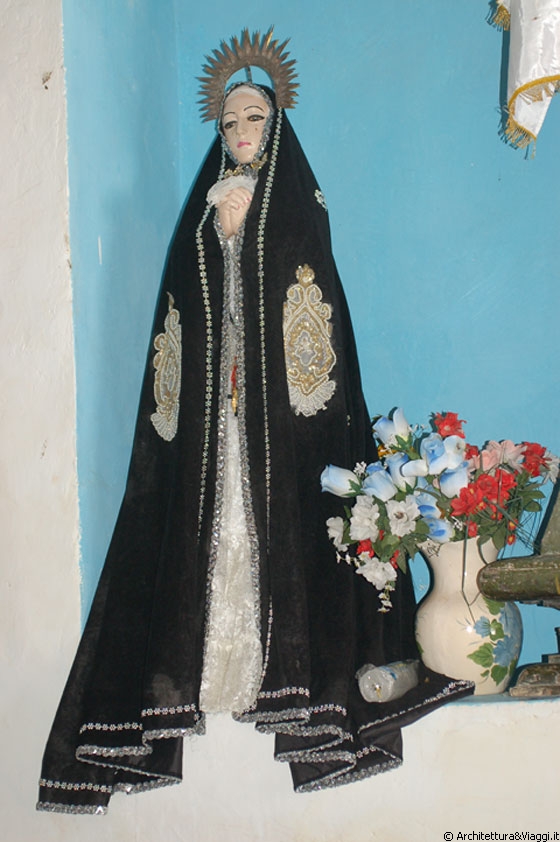 CHUAO - Questa statua di Santa o di figura religiosa, così vestita, fa un pò impressione