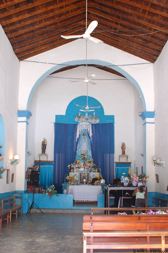 CHUAO - Il semplice interno ad una navata della cattedrale con copertura in legno a capanna