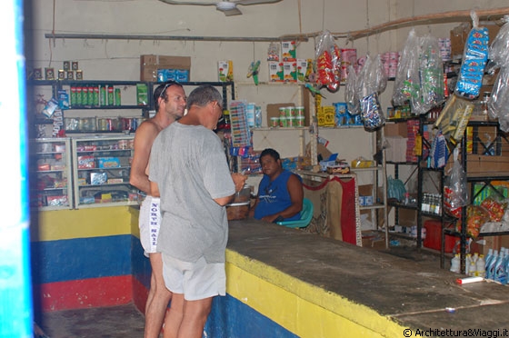 CHUAO - Francesco con Mario, il chimico che avevamo conosciuto a Puerto Colombia e con cui abbiamo fatto questa escursione al villaggio del cacao 