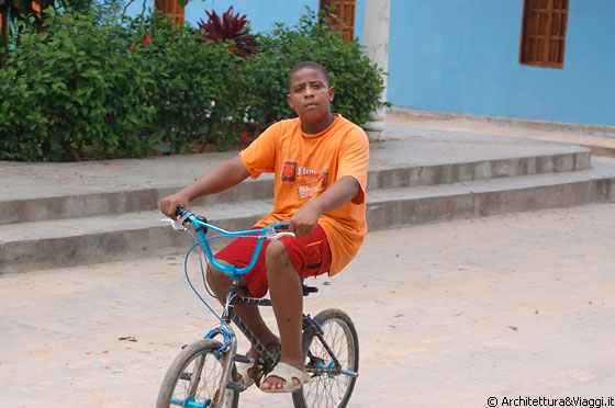 CHUAO - Un ragazzino con la sua bici