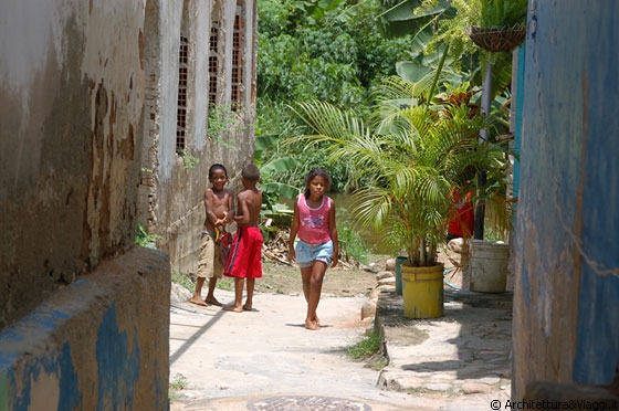 CHUAO - Nelle viuzze laterali che dalla piazza scendono al fiume, si intravedono abitazione spartane e bambini