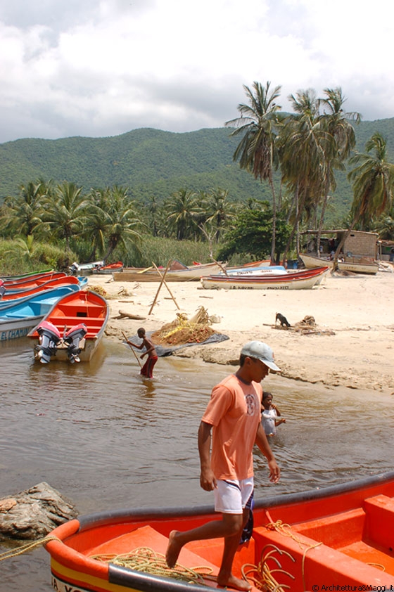PLAYA CHUAO - Questo canale separa il piccolo agglomerato di edifici dalla spiaggia - qui sono ormeggiate le barche dei pescatori