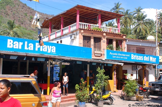 PUERTO COLOMBIA - Al ristorante Brisas del Mar abbiamo cambiato i soldi con carta di credito e ci hanno applicato una commissione del 20%