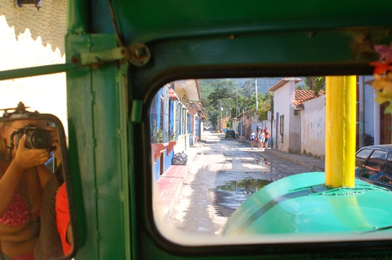 VERSO CHORONI' - Da Playa Grande prendiamo questo trenino che ci porta a Choronì - in questa buffa foto dallo specchietto si vede io che sono intenta a fotografare
