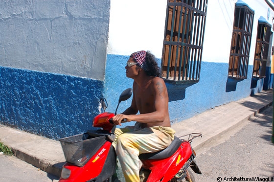 VERSO CHORONI' - Dal trenino mi diverto a scattare fotografie ai passanti