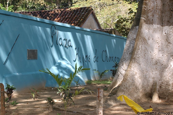 CHORONI' - Eccoci arrivati, il trenino si ferma in questa grande piazza alberata e poi ridiscende verso Puerto Colombia