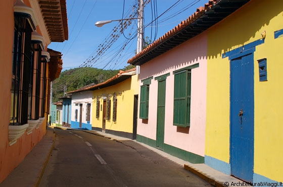 CHORONI' - Le strade deserte del villaggio