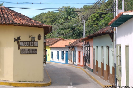 CHORONI' - Passeggiando per le tranquille stradine di questo villaggio notiamo un cartello che indica l'Hosteria Rio Mar 