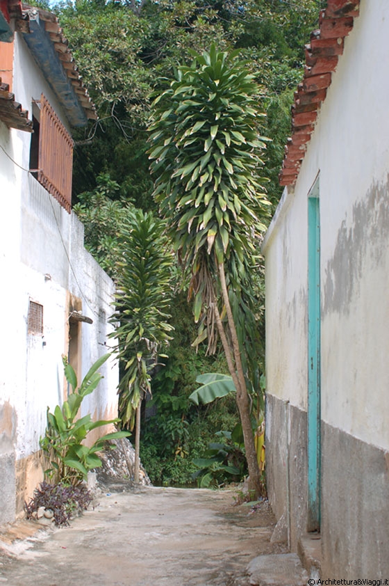 CHORONI' - Stradelle interne si affacciano sul fiume 