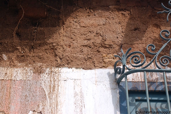 CHORONI' - Particolare di un edificio costruito con terra cruda