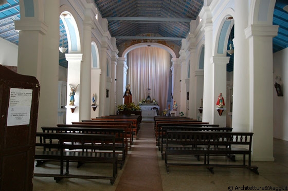 CHORONI' - Iglesia de Santa Clara - interno