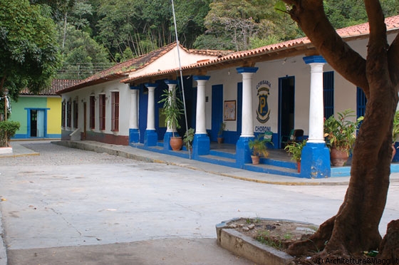 CHORONI' - L'edificio d'angolo con i portici e le colonne bianche e blu è il commissariato di Polizia