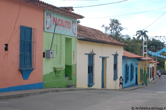 CHORONI' - Ancora case variopinte rallegrano una delle tante viuzze del villaggio