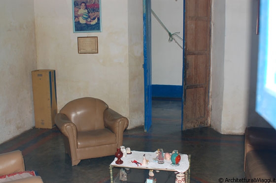 CHORONI' - Percorrendo questa via - quella dell'edificio rosa e celeste - sbirciamo all'interno di una abitazione privata