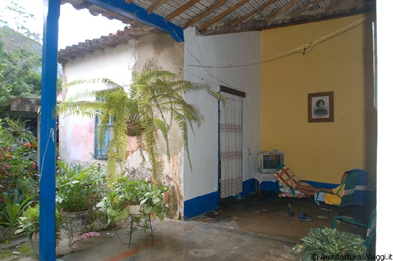 CHORONI' - Il bambino in completo relax a guardare la televisione nel portico del patio