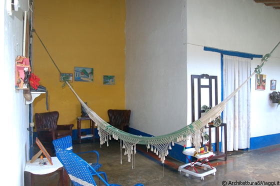 CHORONI' - Nel patio di questa abitazione non può mancare l'amaca 