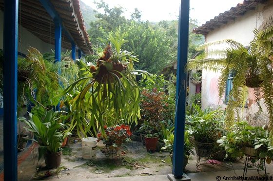 CHORONI' - Un'abitazione privata - il patio, elemento di regolazione del clima e della luce all'interno della abitazione, facilita un corretto rapporto interno-esterno