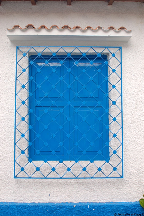 CHORONI' - Particolare di una finestra - il colore azzurro degli scuri su fondo bianco delle pareti mi ricordano la Grecia
