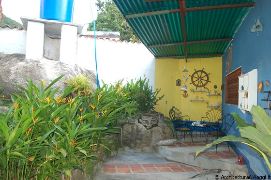 CHORONI' - Il patio di una abitazione privata addossato alle rocce - queste diventano spunto per realizzare del verde e l'allestimento di tutto lo spazio aperto