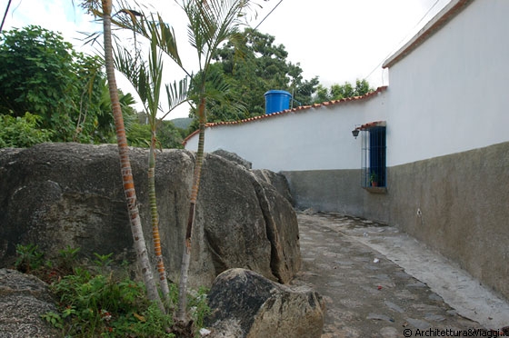 CHORONI' - I muri del patio dell'abitazione che abbiamo visitato proteggono tutta la casa e i due giardini interni