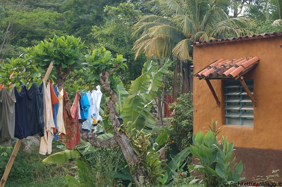 CHORONI' - Panni stesi, una casetta e tanto verde intorno