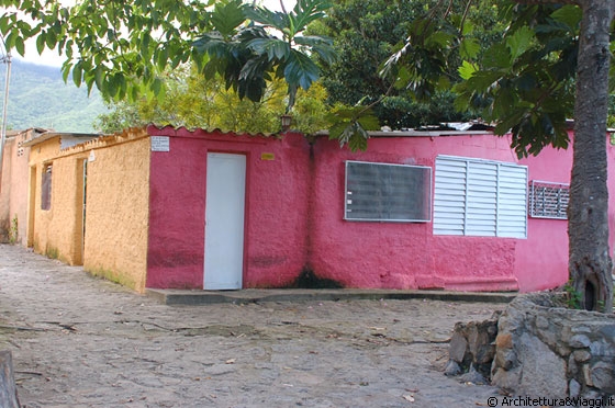 CHORONI' - Un singolare edificio d'angolo un pò magenta un pò albicocca