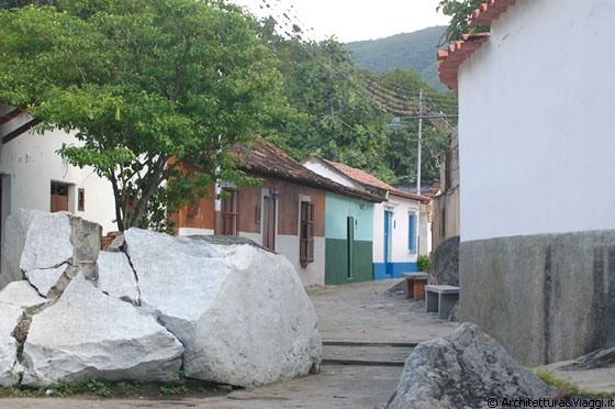 CHORONI' - Risaliamo verso la stradella già percorsa e ci gustiamo altri belli scorci di questo caratteristico e tranquillo borgo appartato rispetto al villaggio
