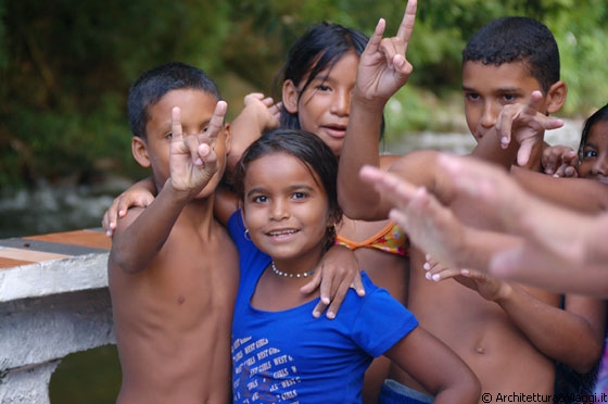 CHORONI' - Per fare contenti tutti abbiamo scattato altre foto: sembrano proprio divertirsi a fare o a farci quei versi!