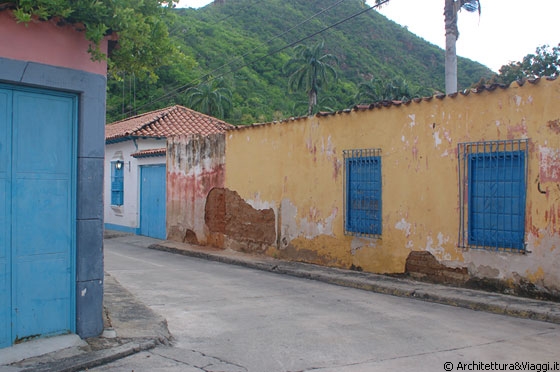 CHORONI' - Ancora edifici e porte colorate risaltano sulla lussureggiante vegetazione del parco
