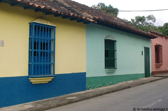 PARCO NAZIONALE HENRI PITTIER - Variopinti edifici costeggiano le vie di Choronì, il principale villaggio coloniale del parco