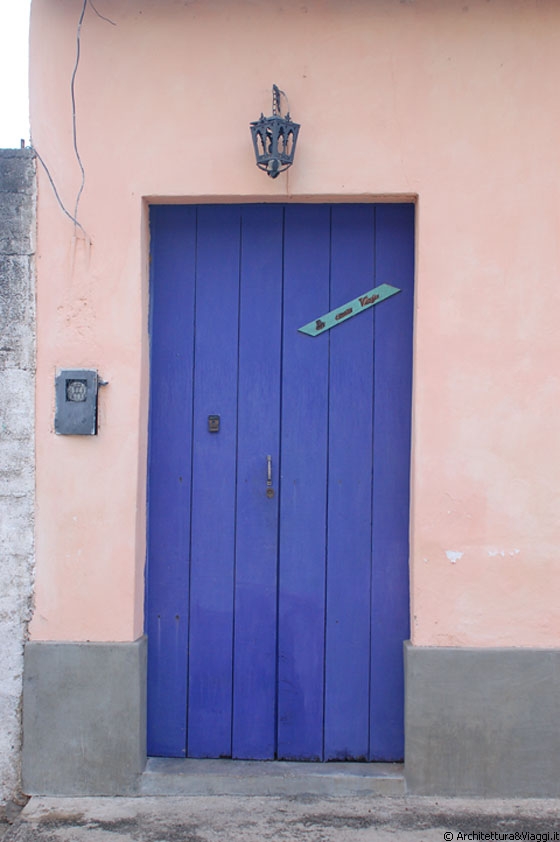 CHORONI' - Rosa pastello e blu intenso i colori di questo semplice edificio