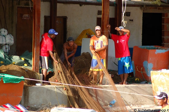 PUERTO COLOMBIA - Zoom sui pescatori che al calar del sole issano le reti