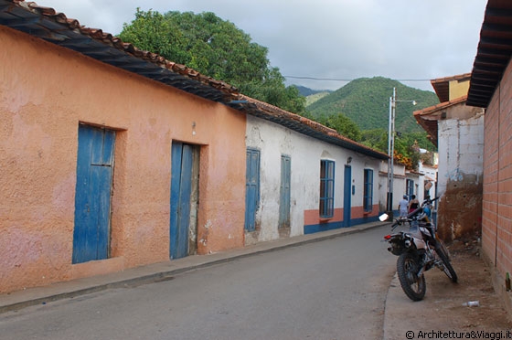 PUERTO COLOMBIA - Ci dirigiamo verso la nostra posada e fotografiamo la strada e gli edifici, anch'essi colorati del vecchio porto