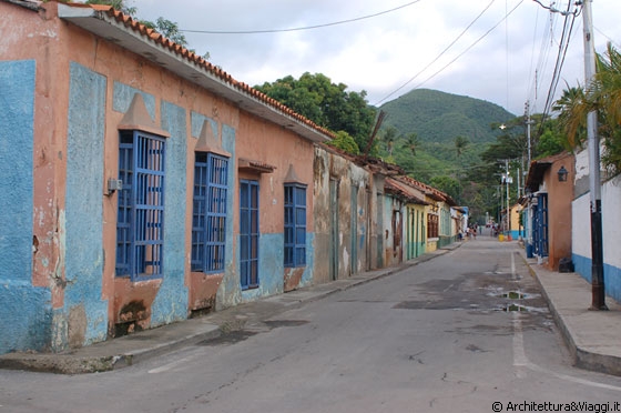 PUERTO COLOMBIA - Il caratteristico villaggio ed antico porto sullo sfondo delle vette del Parco Nazionale di Henri Pittier