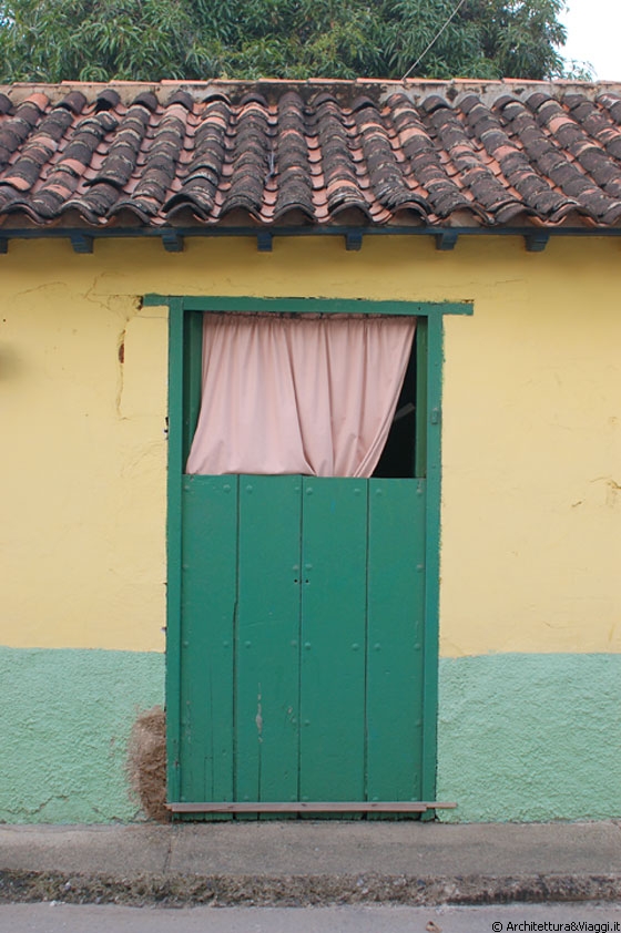 PUERTO COLOMBIA - Questo giallo pastello e questo verde coloniale conferiscono a questo spartano edificio un aspetto tutto sommato vivace 