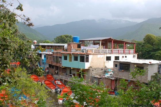 STATO DI ARAGUA - Dal mirador vista sul canale delle barche di Puerto Colombia e sulle vette del Parco Nazionale Henri Pittier