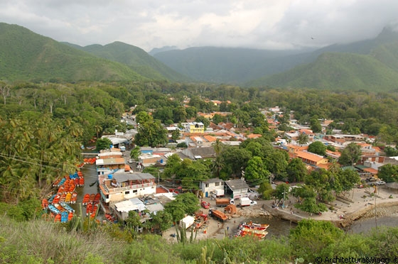 PUERTO COLOMBIA - Dal Mirador vista sulla costa, sul villaggio e sulle vette del Parco Nazionale Henri Pittier - uno scenario incantato