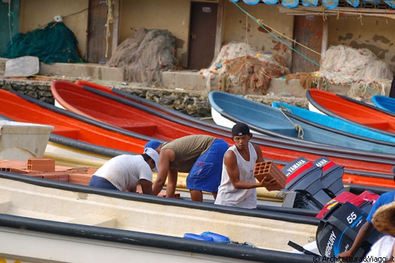 PUERTO COLOMBIA - Lavoro al porticciolo - giovani trasportano mattoni